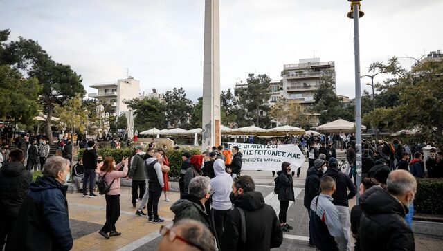 Δάσκαλοι για Νέα Σμύρνη: “Παίζαμε ρακέτες και μας κρατούσαν στη ΓΑΔΑ χωρίς δικηγόρο”