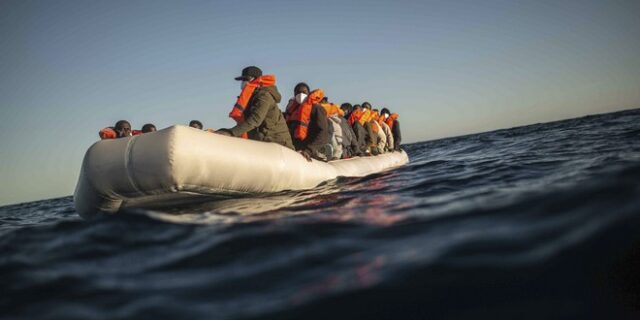 Ισπανία: Στο νοσοκομείο 12 ανήλικοι μετανάστες μετά τη διάσωσή τους