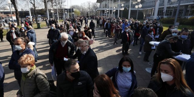 Σερβία: Ουρές από τα Βαλκάνια για εμβόλιο και ΣΚ στον ήλιο