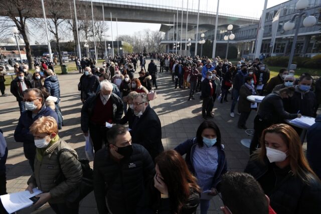 Σερβία: Ουρές από τα Βαλκάνια για εμβόλιο και ΣΚ στον ήλιο