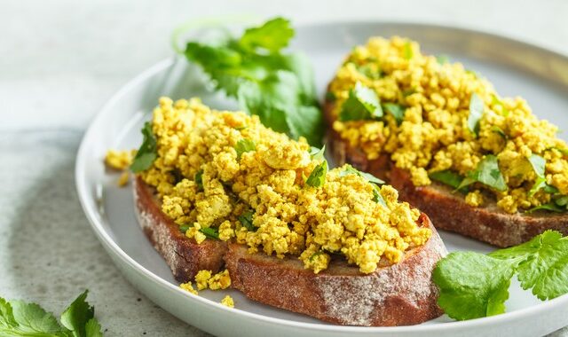 Πώς θα φτιάξεις scrambled eggs χωρίς αυγά
