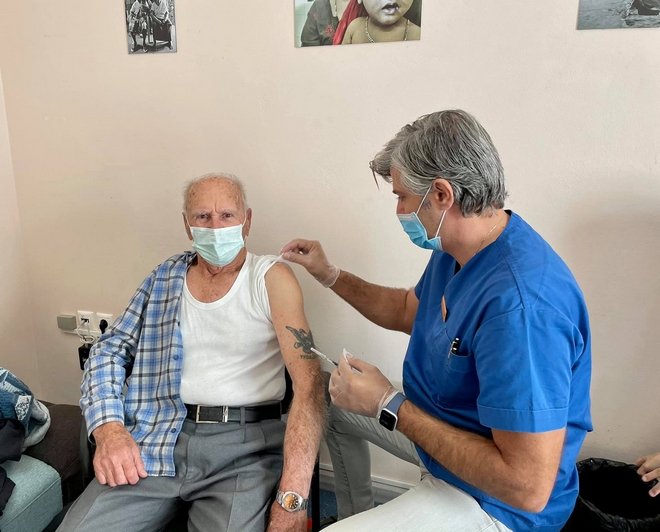 Σέριφος: Το πρώτο εμβολιαστικό κέντρο στην Ελλάδα που εμβολιάζει υγιή πληθυσμό ηλικίας 18 έως 59