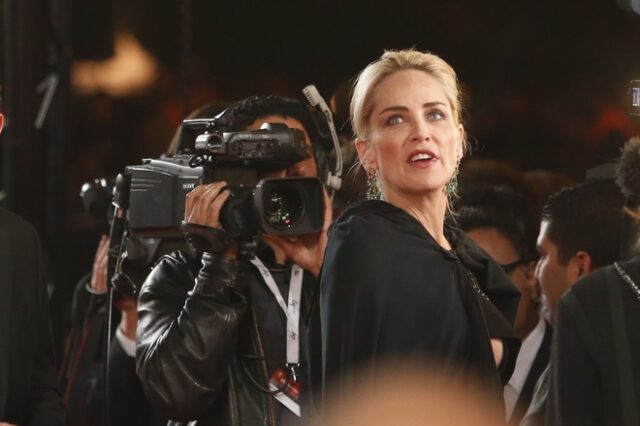 Sharon Stone: Ο βιασμός με τη βοήθεια της γιαγιάς της, και η προσθετική στήθους εν αγνοία της