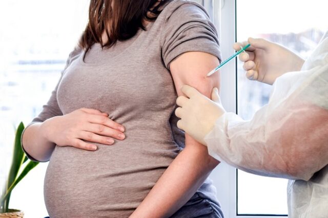 Κορονοϊός – Μόσιαλος: “Τα μωρά από εμβολιασμένες μητέρες γεννιούνται με αντισώματα”
