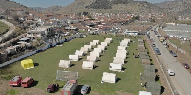 Λάρισα: Σκηνές και μέριμνα για τους πληγέντες από τον ισχυρό σεισμό