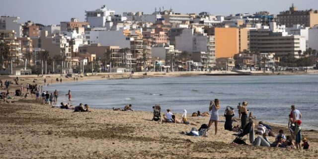 Ισπανία: Υποχρεωτική χρήση μάσκας σε παραλίες και πάρκα ακόμα και σε απόσταση