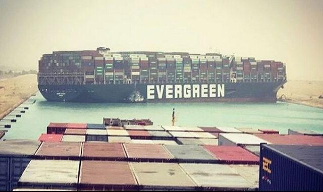 Διώρυγα Σουέζ: Τεράστιο πλοίο μπλόκαρε το πέρασμα