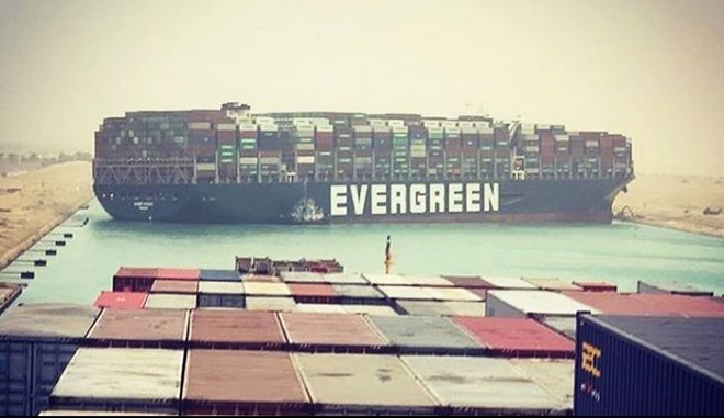 Διώρυγα Σουέζ: Τεράστιο πλοίο μπλόκαρε το πέρασμα
