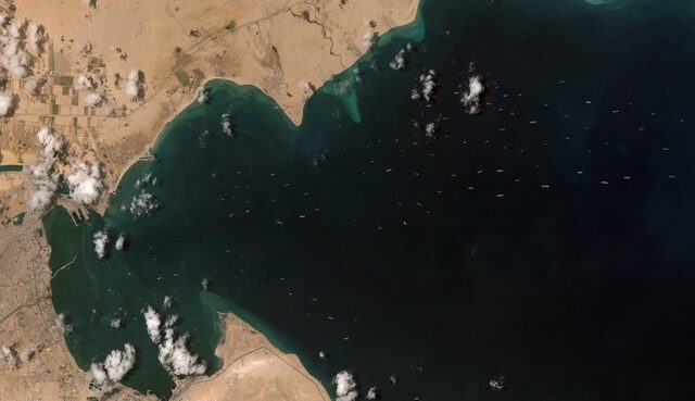 Διώρυγα του Σουέζ: Σήμερα ο διάπλους των τελευταίων πλοίων που είχαν αποκλειστεί από το Ever Given