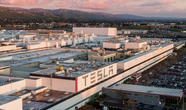ΗΠΑ: Φωτιά σε εργοστάσιο της Tesla