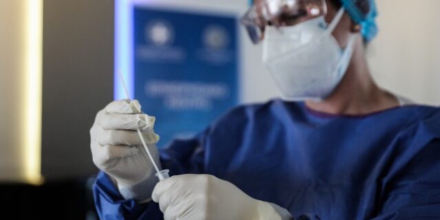 Κυβέρνηση: Δωρεάν τα rapid test εάν γίνονται σπίτι – Όχι επίταξη ιδιωτικών κλινικών