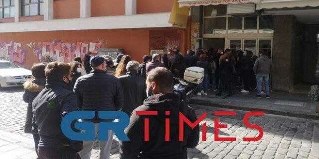 Θεσσαλονίκη: Ουρές για μπακαλιάρο στα Λαδάδικα
