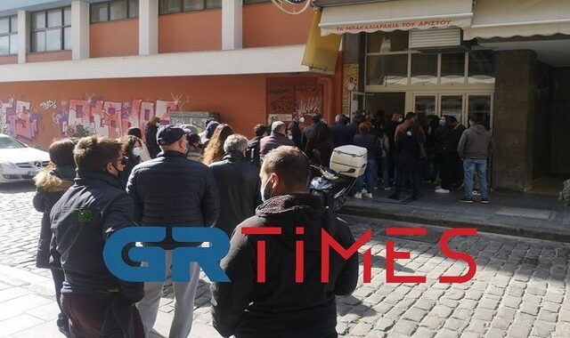 Θεσσαλονίκη: Ουρές για μπακαλιάρο στα Λαδάδικα