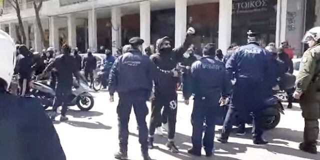Θεσσαλονίκη: Ένταση και μικροεπεισόδια έξω από κατάληψη αντιεξουσιαστών