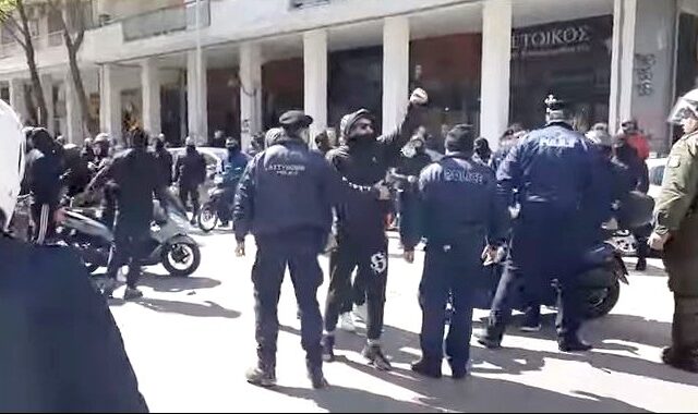 Θεσσαλονίκη: Ένταση και μικροεπεισόδια έξω από κατάληψη αντιεξουσιαστών