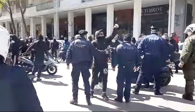 Θεσσαλονίκη: Ένταση και μικροεπεισόδια έξω από κατάληψη αντιεξουσιαστών