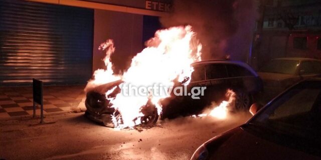 Στις φλόγες τυλίχτηκε ταξί στη Θεσσαλονίκη