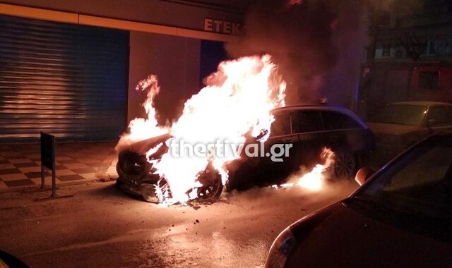 Στις φλόγες τυλίχτηκε ταξί στη Θεσσαλονίκη