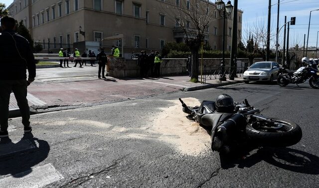 Τροχαίο έξω από τη βουλή: Μπαίνει φανάρι στην είσοδο της Βασ. Σοφίας, μετά το δυστύχημα