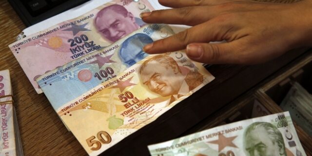 Τουρκία: Η κατρακύλα της λίρας μπλόκαρε το χρηματιστήριο