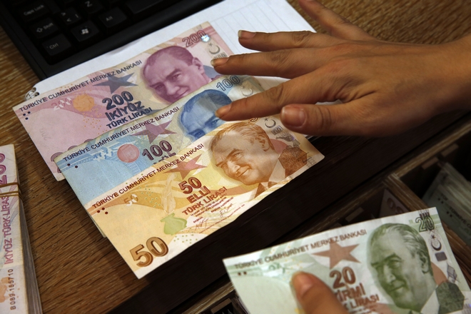 Τουρκία: Η κατρακύλα της λίρας μπλόκαρε το χρηματιστήριο