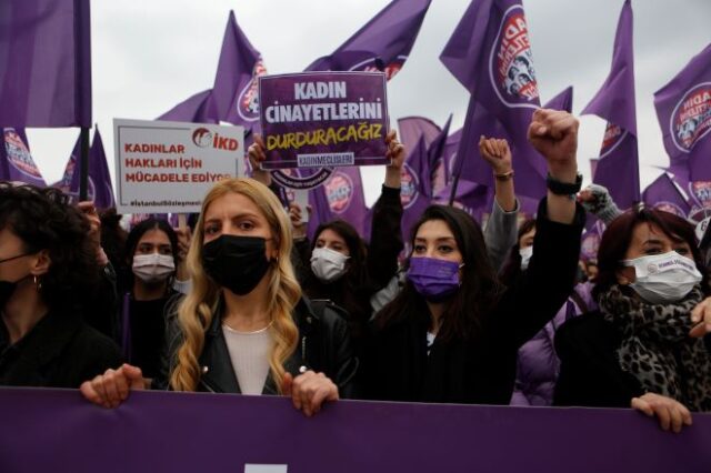 Τουρκία: Γυναίκες λένε ότι η ασφάλειά τους “κρέμεται από μια κλωστή” μετά την απόφαση του Ερντογάν