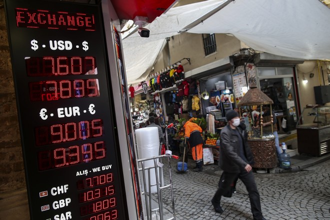 Τουρκία: Η λίρα πέφτει, οι συναλλαγές σε κρυπτονομίσματα αυξάνονται