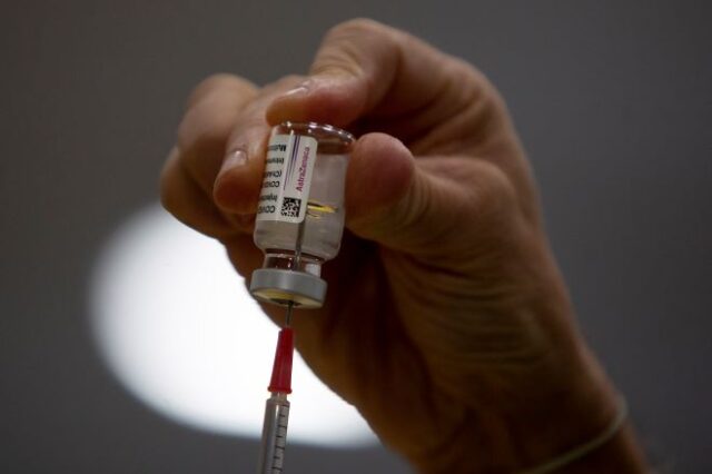 “Πυρά” στην ΕΕ για τους περιορισμούς στις εξαγωγές εμβολίων