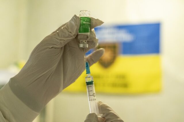 Astrazeneca: Ποιες χώρες διακόπτουν τους εμβολιασμούς – Τι λέει ο ΕΜΑ για τις θρομβώσεις