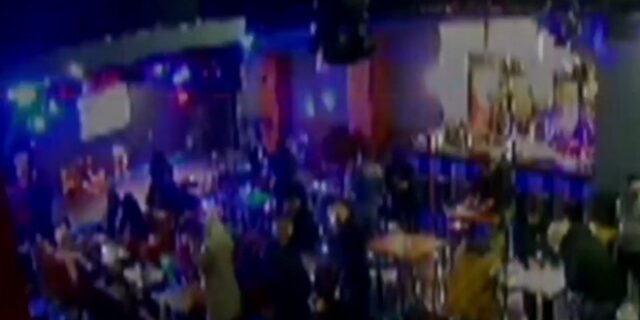Βίντεο: Η στιγμή που οι ελεγκτές “μπουκάρουν” στο παράνομο νυχτερινό κέντρο
