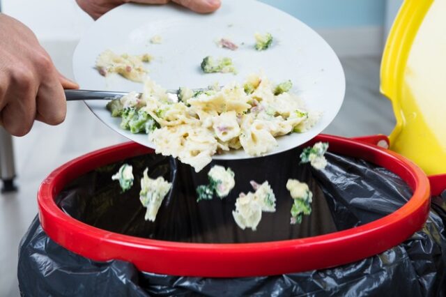 Πόσα κιλά φαγητό πετούν οι Έλληνες στα σκουπίδια κάθε χρόνο