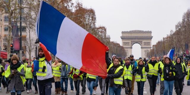 Γαλλία: Αποζημίωση σε ηγέτη των “κίτρινων γιλέκων” που έχασε το μάτι του σε διαδήλωση