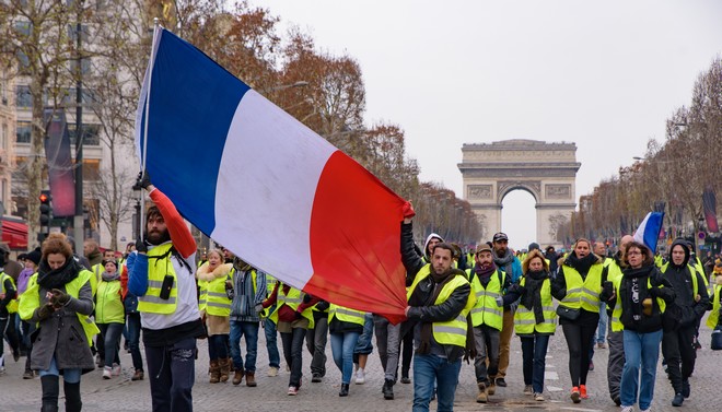 Γαλλία: Αποζημίωση σε ηγέτη των “κίτρινων γιλέκων” που έχασε το μάτι του σε διαδήλωση