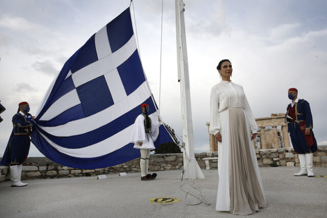 25η Μαρτίου: Η σοπράνο Αναστασία Ζαννή έψαλλε τον Εθνικό Ύμνο