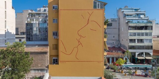 Ίδρυμα Ωνάση: “Το Φιλί” του Ηλία Παπαηλιάκη στην πλατεία Αυδή