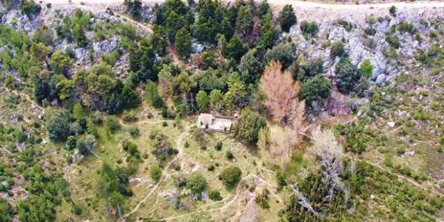 Εντυπωσιακό: Το μοναχικό εκκλησάκι στην “καρδιά” της Πάρνηθας από ψηλά