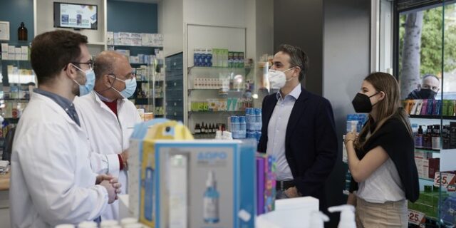 Μητσοτάκης: Σε φαρμακείο με την κόρη του για να προμηθευτούν self-test