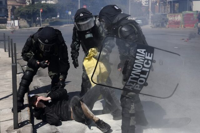 Θεσσαλονίκη: Πέτρες και μολότοφ μετά τη φοιτητική πορεία – Τραυματίστηκε διαδηλωτής