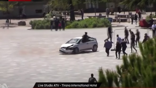 Αλβανία: Οδηγός ΙΧ εκτός ελέγχου – Περαστικός μπαίνει από το παράθυρο και τον σταματά