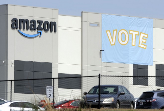 Amazon: Νίκη της εταιρίας – Καταψηφίστηκε πρόταση για το πρώτο εργατικό συνδικάτο