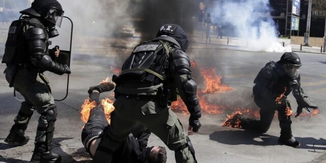 Θεσσαλονίκη: Φρουρόμενος στο νοσοκομείο ο 26χρονος διαδηλωτής που τραυματίστηκε με μολότοφ