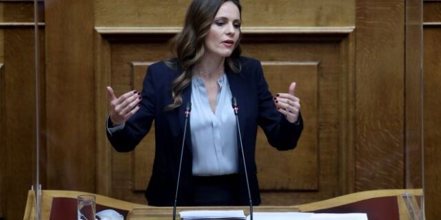 Αχτσιόγλου: Ο κ. Μητσοτάκης ακόμα και τώρα συνεχίζει να κοροϊδεύει την κοινωνία