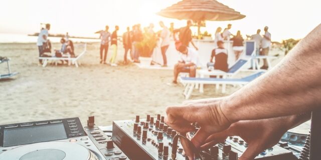 Ισπανία – κορονοϊός: Ξέφρενο beach party παρά τους περιορισμούς