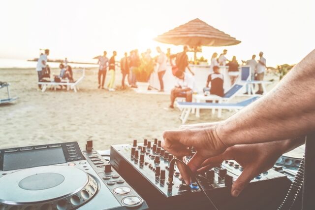 Ισπανία – κορονοϊός: Ξέφρενο beach party παρά τους περιορισμούς