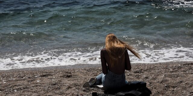 Πάσχα 2021: Μεγάλο Σάββατο στις παραλίες με το θερμόμετρο πάνω από 30 βαθμούς