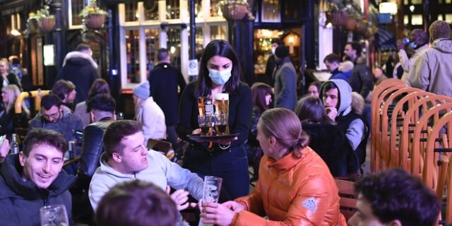 Ζωή ξανά στη Βρετανία: Εμβόλια, μπύρες, ψώνια και μείωση θανάτων