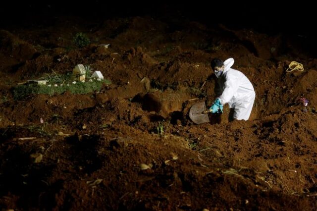 Βραζιλία – κορονοϊός: Αδειάζουν παλιούς τάφους για να χωρέσουν τους νεκρούς