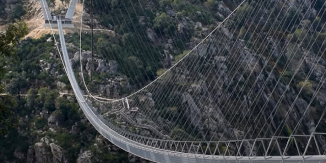 Πορτογαλία: Άνοιξε η μακρύτερη κρεμαστή πεζογέφυρα στον κόσμο