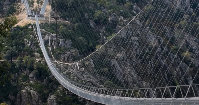 Πορτογαλία: Άνοιξε η μακρύτερη κρεμαστή πεζογέφυρα στον κόσμο