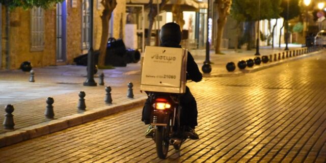 ΑΑΔΕ: Επιχειρήσεις εστίασης “ξεχνούσαν” να κόβουν αποδείξεις σε παραγγελίες